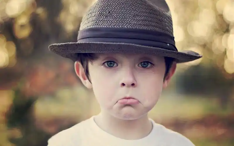 带着帽子的欧美可爱小男孩高清电脑桌面壁纸