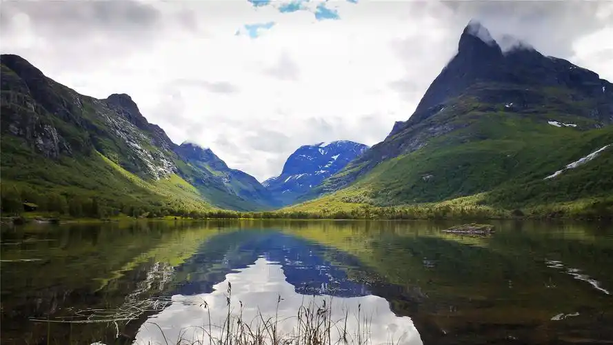 湖泊倒影唯美高清桌面壁纸