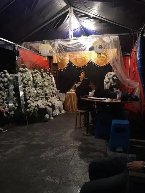 小区内搭建的临时灵堂.新京报记者王婧祎摄