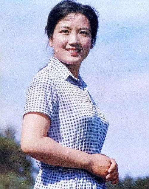 80年代当红影星李秀明40岁隐退下海经商现在人生状况如何