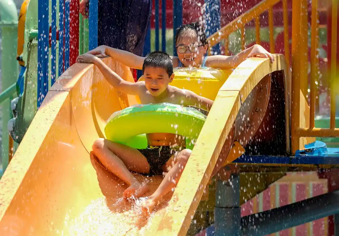 8月5日,重庆涪陵红酒小镇水上乐园内,市民在体验水上游乐项目.