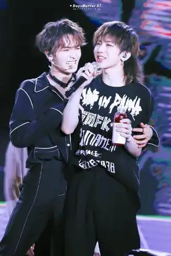 百分九朱正廷蔡徐坤组cp蔡徐坤被打两人还互喂零食一直牵手