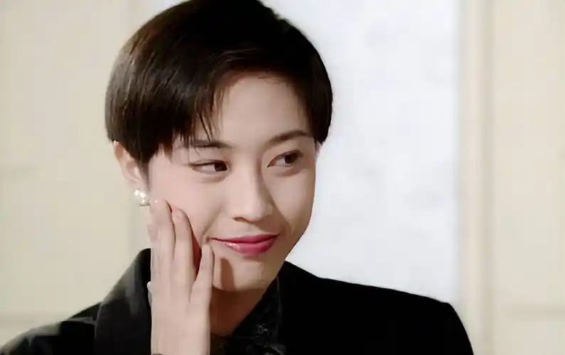 一般的女星,即便剪短发也是齐肩发,可陈法蓉的头发,却比男星的还要短.