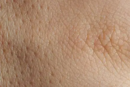 纹理的皮肤与毛孔蓝色背景的面部清洁概念的妇女清洁皮肤.