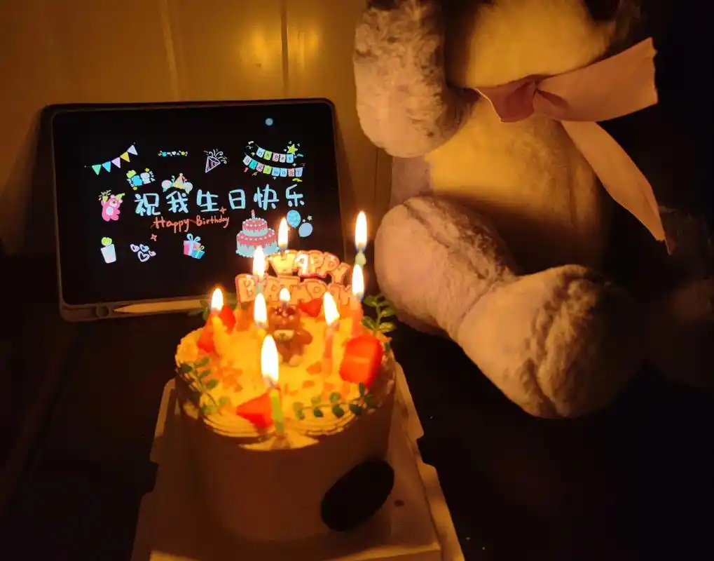 今天自己给自己过了个快乐的生日,吃了面,吹蜡烛吃 - 抖音