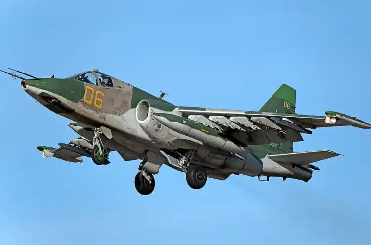 苏25攻击机专注战场火力打击抗击打性能强悍