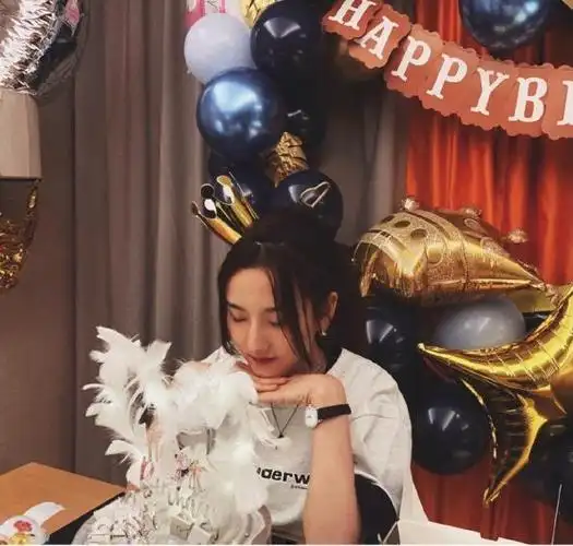 宋祖儿晒照庆祝21岁生日 闭眼许愿笑容温柔甜美