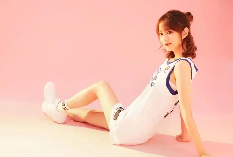 是国内最美nba女主播, 近距离采访他|小七|库里|勇士_新浪新闻