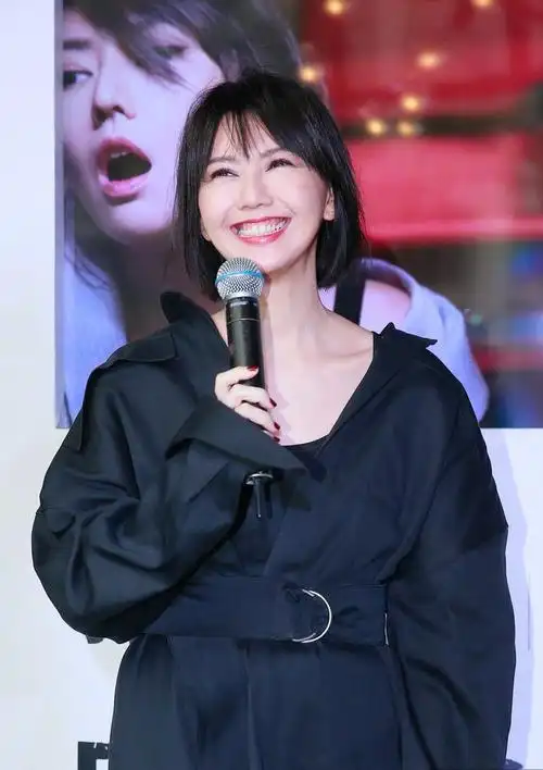 孙燕姿短发红唇美艳动人!半穿收腰长裙微露锁骨,踩皮靴秀小细腿