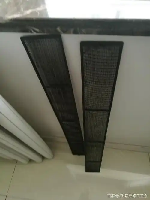 家里的空调开机前要清洗过滤网!