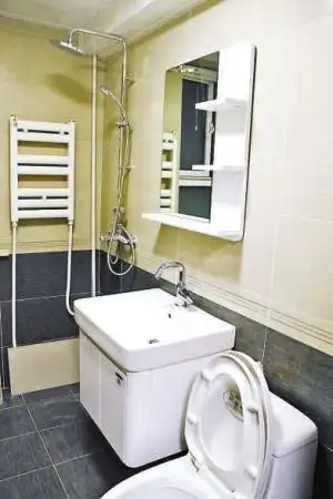 地砖和墙砖颜色的对比,以及精心设计的洗手台,使狭长型的洗手间不仅