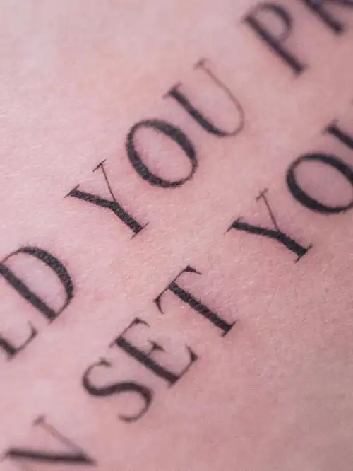 那些总被轻视的"小字母"纹身可以多漂亮!