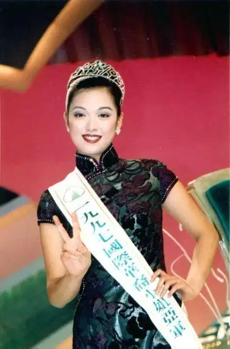 1996年,20岁的李珊珊参加港姐竞选,获得冠军,身高打破往届港姐记录,还