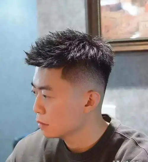 新款发型男士(最新男士发型图片大全潮流)