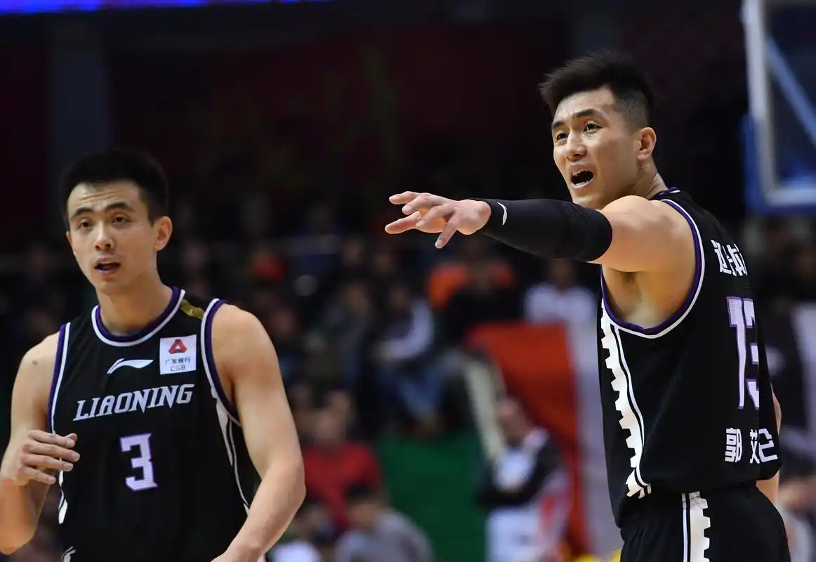 郭艾伦(右)和赵继伟在比赛中.新华社记者朱峥摄