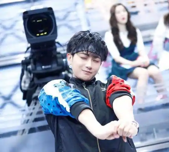 《创造101》导师更"抢戏",王一博惊艳,罗志祥4行字圈粉_选手_黄子韬