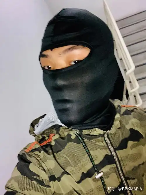 戴反恐头套在街上走一圈是什么体验? - 知乎