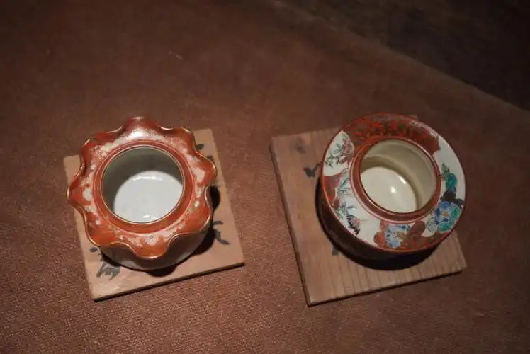 九谷烧杯台赤绘