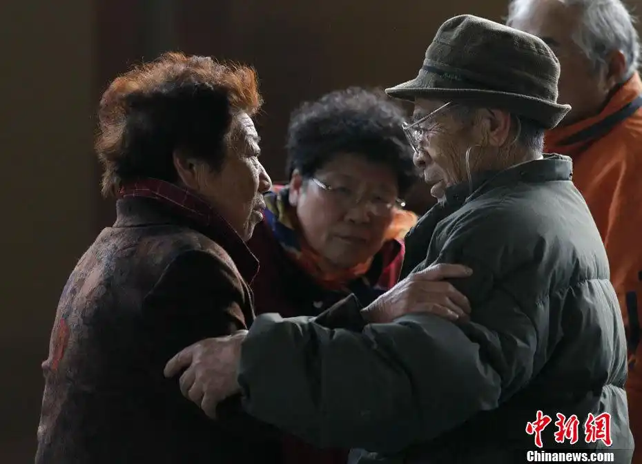 一位老人与重逢的亲人拥抱