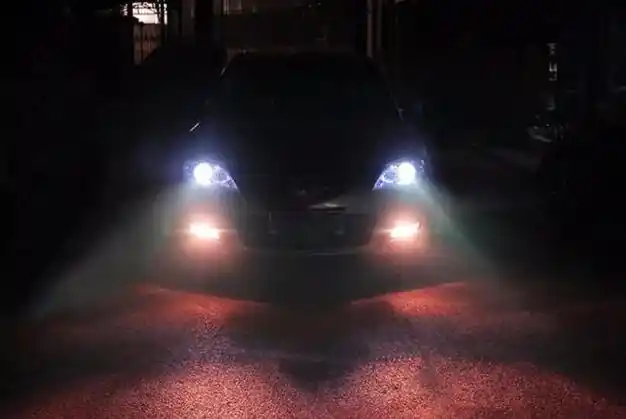 汽车前雾灯主要用于雨雾,沙尘等低能见度天气,提高车辆的被辨识度