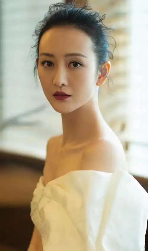 王鸥时尚飒爽美艳写真,惊艳迷人!__财经头条