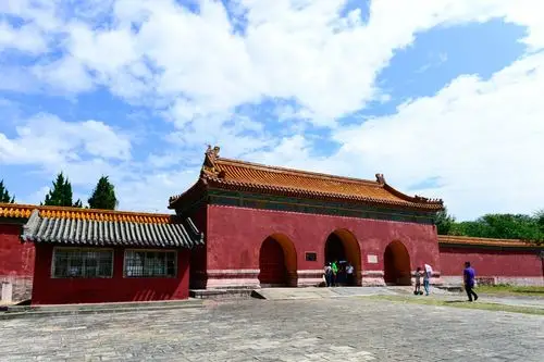 参观明显陵之前,我并不敢抱太大的希望,因为听过无数吐槽它的言论.