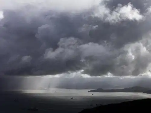 雷雨前实用课件