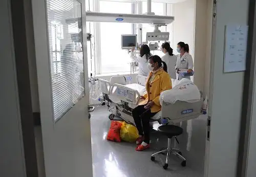 一位已康复的h7n9禽流感患者在南京鼓楼医院病房收拾好物品,准备出院