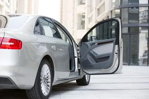 打开的汽车车门