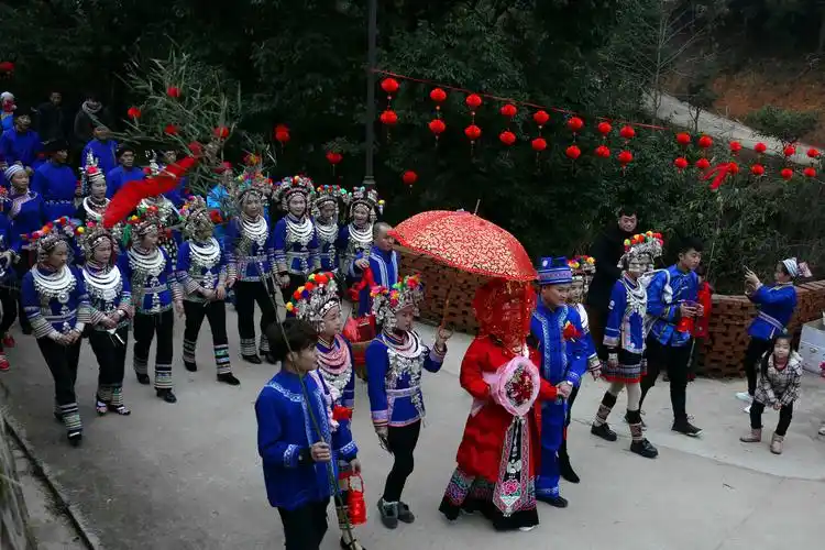 1月24日,在靖州苗族侗族自治县三锹乡元贞凤冲村,新娘杨小娟(中)准备