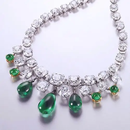祖母绿配钻石项链 项链镶嵌一系列不同等级旧欧式及枕形切割钻石 配镶