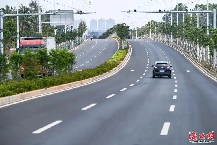 1条线路为长天路南延长线新建工程,连通椰海大道与g98绕城高速,长约