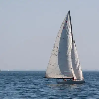 大海帆船微信头像 海面航行的唯美帆船图片