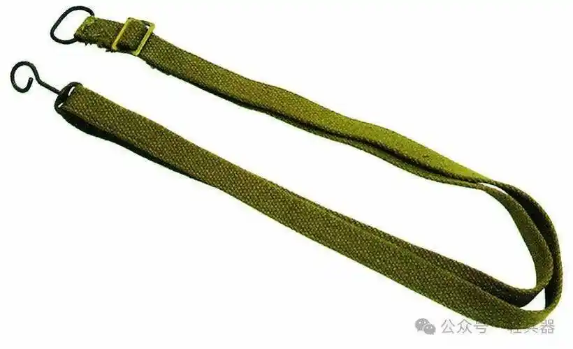 挂环和挂钩这两种枪背带的设计与当时其他国家的枪背带相比结构简单