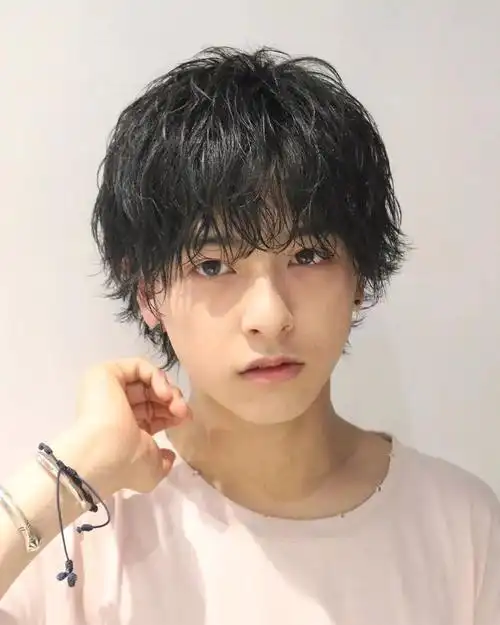 平衡美感通过整头的自然卷度日式的男士烫发更倾向于和韩式比较注重刘