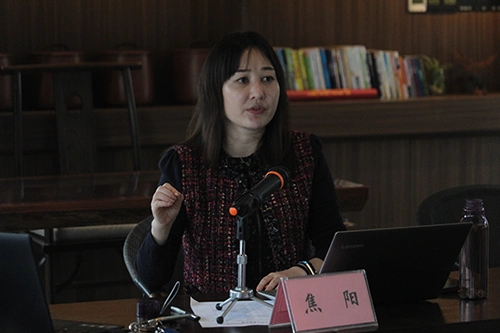 焦阳博士在乐山城区嘉定坊为学员们带来了《沉淀与奋起——青年编剧的