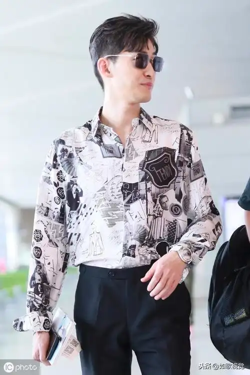 张翰现身机场,穿衬衫配西裤酷帅有型,演过"冷面寒枪俏罗成"