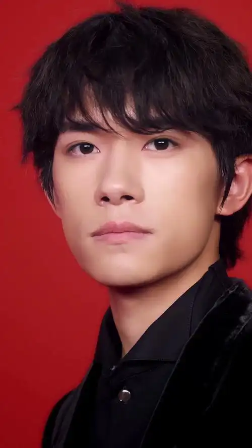 易烊千玺的4种红##易烊千玺阿玛尼彩妆代言人