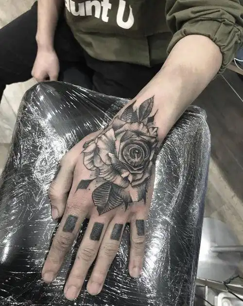 花手纹身图片_手部new school纹身图案