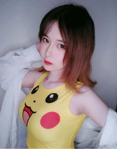 女装大佬轩墨宝宝穿上皮卡丘上衣超可爱不愧是最萌伪娘