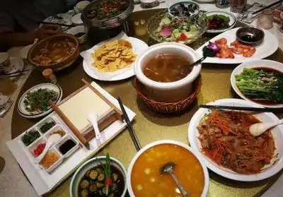 前不久,北京几位退休的老干部聚餐,有人把聚餐时的照片发到了网上,没