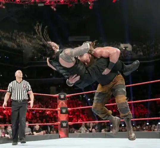 wwe罗曼雷恩斯大战"黑山羊",送葬者突然出现秒杀黑羊!
