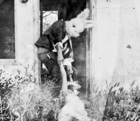 8张暗网流出的诡异照片!背后的真相却是这样.