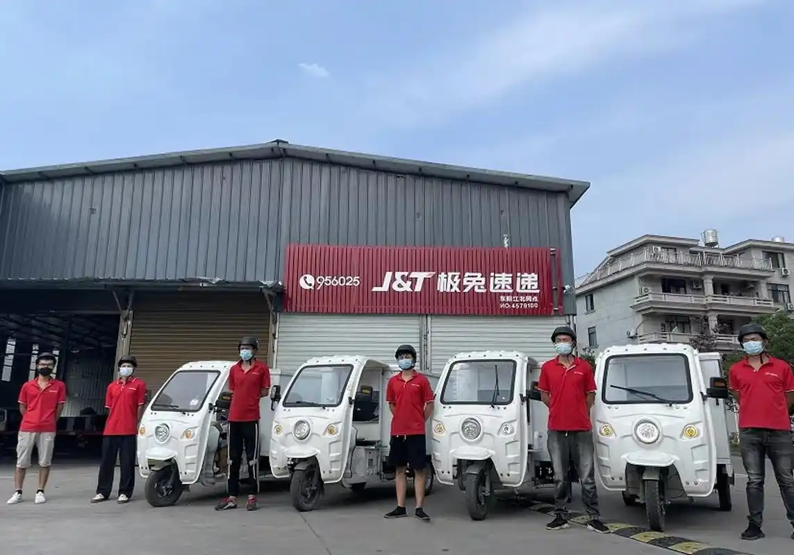 【新型快递车亮相街头】7月17日早晨,极兔速递东阳江北网点门口,快递