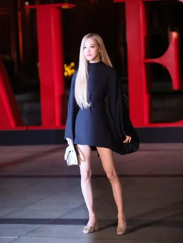 原创自带名媛气质的朴彩英全黑短裙穿得高级冷艳身材占优势