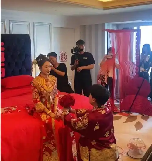 "赵玉田"扮演者吴云飞新婚,"前妻"刘英上台,戴头纱引热议