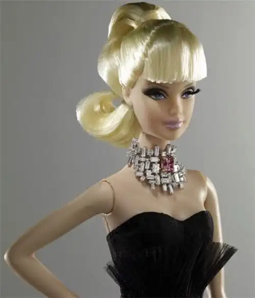 全世界最昂贵的芭比娃娃:不仅有钻戒还有一克拉稀有粉钻_钻石论坛