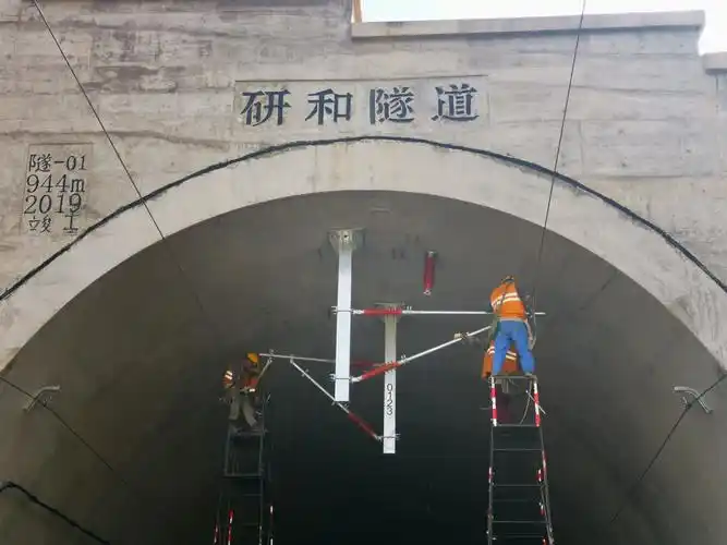 图为隧道口腕臂调整.昌檀摄.