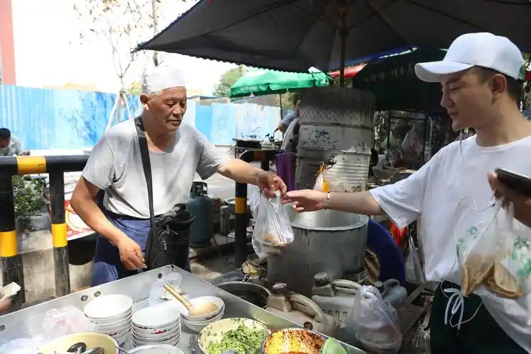 七旬老汉卖豆腐脑几十年味道始终如一