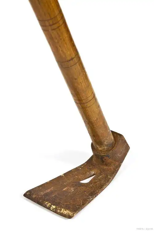 红河县备足小铁农具满足春耕需要